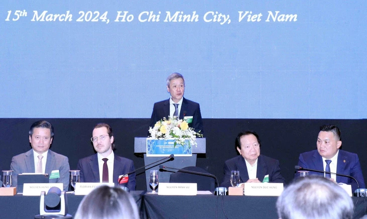 Các diễn giả tại Đối thoại biển với chủ đề "Thúc đẩy kết nối trên biển - Tăng cường gắn kết toàn cầu", tổ chức ở TP.HCM vào ngày 15/3.