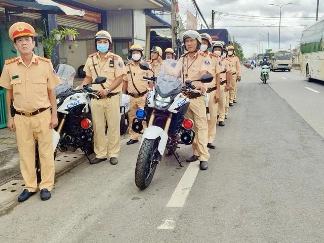 Đeo tai phone nghe nhạc khi lái xe máy có thể bị phạt 900.000 đồng, tước bằng lái 2 tháng.