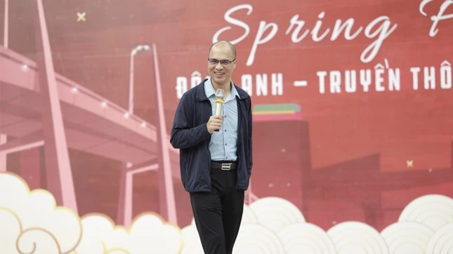 Thầy giáo Nguyễn Anh Đức trong một buổi truyền cảm hứng học IELTS hiệu quả cho học sinh Hà Nội.