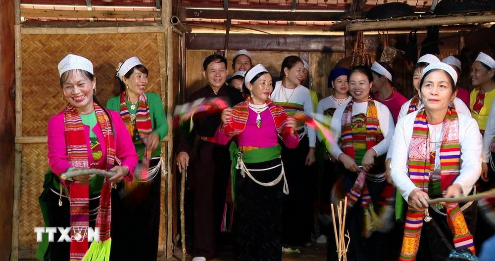 Tập quán xã hội và tín ngưỡng Mo Mường của đồng bào dân tộc Mường (Nho Quan, Ninh Bình) được công nhận Di sản Văn hóa phi Vật thể Quốc gia. Tập quán xã hội và tín ngưỡng Mo Mường của đồng bào dân tộc Mường (Nho Quan, Ninh Bình) được công nhận Di sản Văn hóa phi Vật thể Quốc gia.