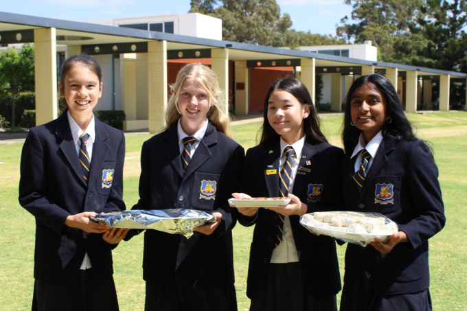 Học sinh trường chọn Perth Morden School, Australia. Học sinh trường chọn Perth Morden School, Australia.