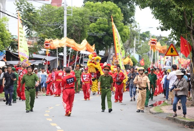 Lực lượng công an ở cơ sở tham gia đảm bảo an ninh trật tự trong Lễ hội Nghinh Ông Cần Giờ.