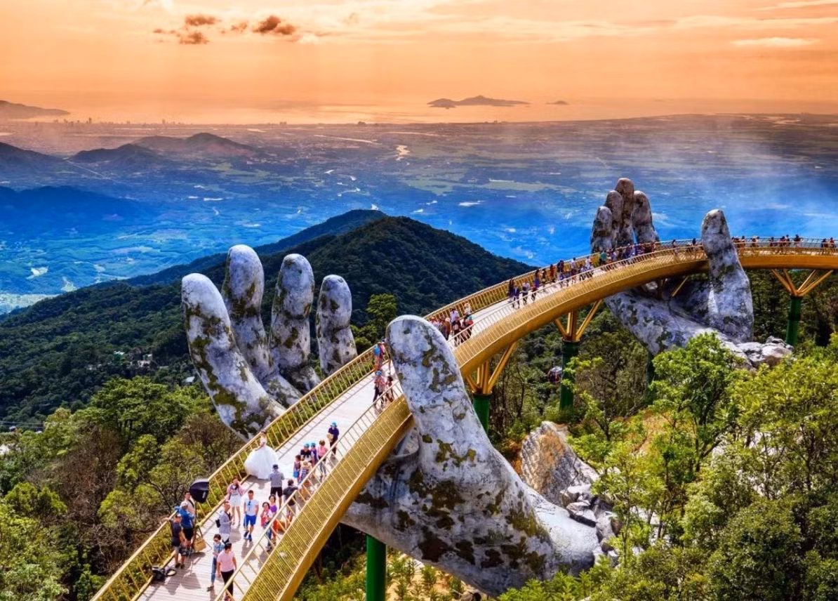 Cầu Vàng là điểm nhấn của Bà Nà Hills.