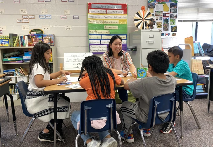 Chị Hồng trong một giờ dạy lớp 3 ở trường Tiểu học Bethesda, học khu Gwinnett, tiểu bang Georgia, Mỹ.