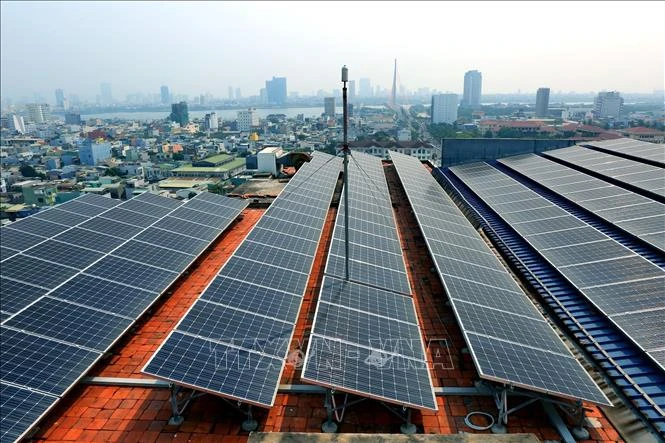 Hệ thống Điện mặt trời áp mái được lắp đặt và đưa vào sử dụng tại nhà làm việc Tổng Công ty Điện lực miền Trung (TP Đà Nẵng).