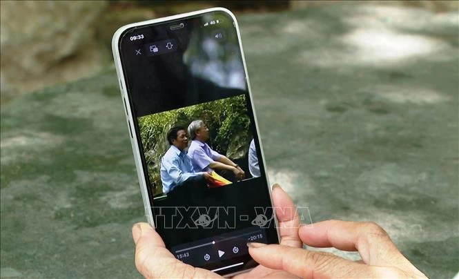 Bà Nguyễn Thị Dư, lái đò tại Khu du lịch sinh thái Tràng An (Ninh Bình) vẫn lưu giữ bức ảnh đón, đưa Tổng Bí thư Nguyễn Phú Trọng đi thăm quần thể Khu du lịch.