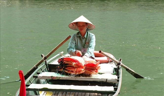 Trong suốt gần 20 năm lái đò tại Khu du lịch sinh thái Tràng An, huyện Hoa Lư, tỉnh Ninh Bình, bà Nguyễn Thị Dư đã vinh dự hai lần được đón, đưa Tổng Bí thư Nguyễn Phú Trọng đi thăm Khu du lịch.