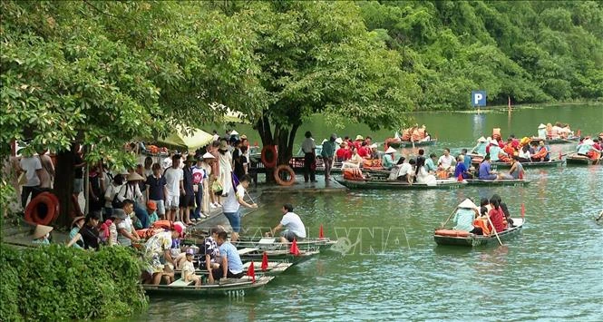 Sáu tháng đầu năm 2024, tỉnh Ninh Bình đón 6,28 triệu lượt khách với doanh thu đạt gần 5.940 tỷ đồng. Du lịch tại Ninh Bình được bình chọn vào “Top 10 trải nghiệm cuốn hút nhất năm 2024” do TripAdvisor (Mỹ) công bố.