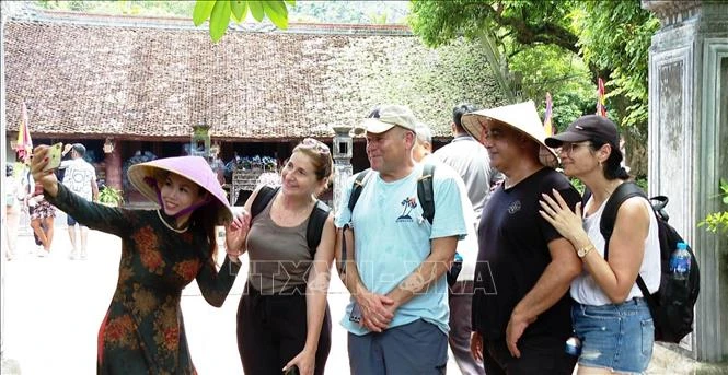 Khách du lịch tham quan thắng cảnh của tỉnh Ninh Bình.