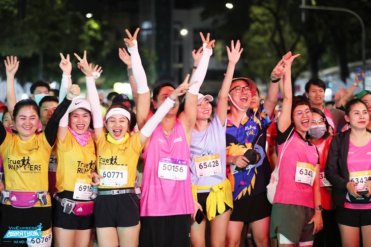 Hình ảnh các vận động viên tham dự Giải VnExpress Marathon Ho Chi Minh City Midnight 2023.
