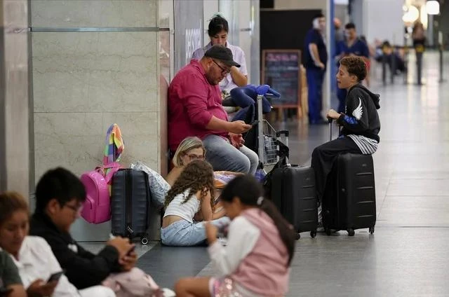 Hành khách tại sân bay Aeroparque Jorge Newbery, Argentina ngày 28/2.