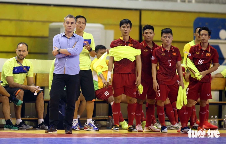 HLV Miguel Rodrigo khi dẫn dắt đội tuyển futsal Việt Nam.