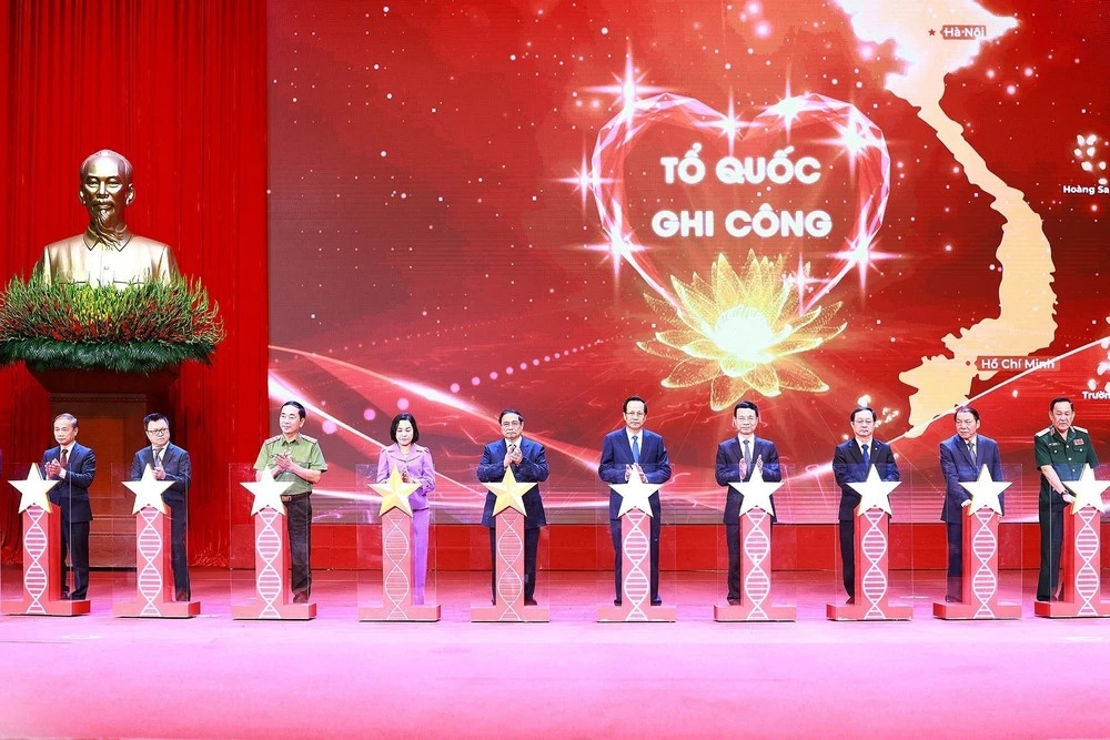 Thủ tướng Phạm Minh Chính và các đại biểu thực hiện nghi thức ra mắt ngân hàng gen (ADN) liệt sỹ chưa xác định được thông tin.