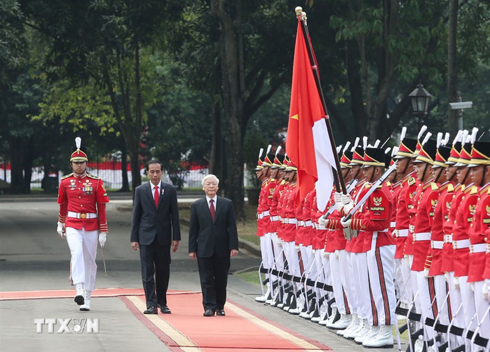 Sáng 23/8/2017, tại Phủ Tổng thống ở Thủ đô Jakarta, Tổng thống Indonesia Joko Widodo chủ trì Lễ đón và hội đàm với Tổng Bí thư Nguyễn Phú Trọng sang thăm chính thức Cộng hòa Indonesia từ 22-24/8/2017. Sáng 23/8/2017, tại Phủ Tổng thống ở Thủ đô Jakarta, Tổng thống Indonesia Joko Widodo chủ trì Lễ đón và hội đàm với Tổng Bí thư Nguyễn Phú Trọng sang thăm chính thức Cộng hòa Indonesia từ 22-24/8/2017.