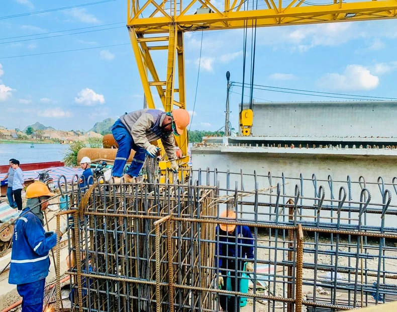 Các nhà thầu đang tập trung nhân lực, thiết bị để đẩy nhanh tiến độ thi công cầu Bến Rừng và cầu Lại Xuân - 2 cây cầu kết nối Hải Phòng với tỉnh Quảng Ninh. Trong ảnh: Công nhân tập trung thi công cầu Lại Xuân.