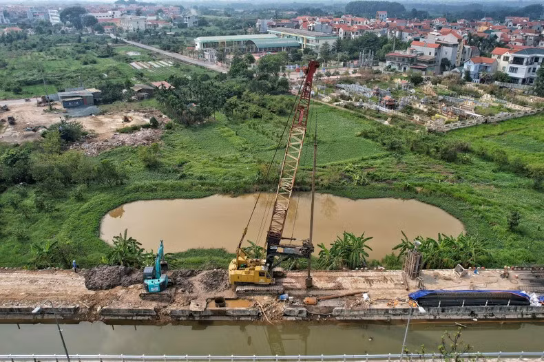 Thi công đường Vành đai 4-Vùng Thủ đô tại huyện Đan Phượng, Hà Nội.