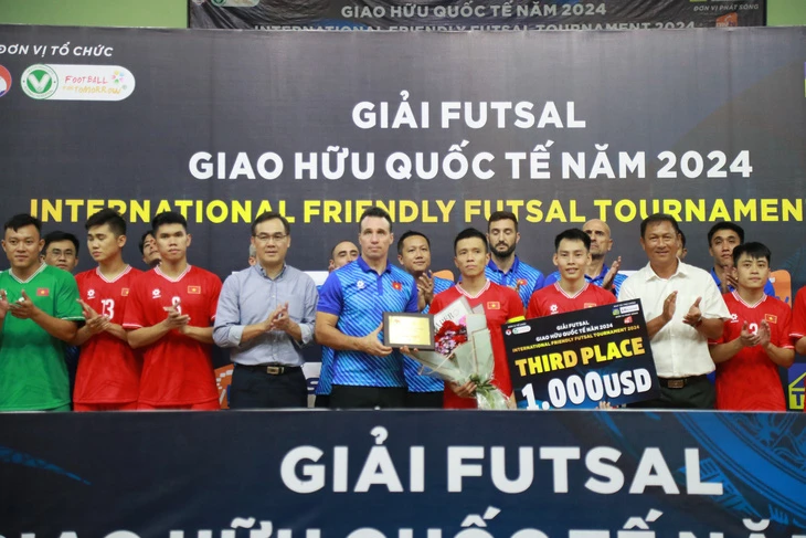 Thầy trò HLV Giustozzi Diego nhận hạng 3 tại giải.