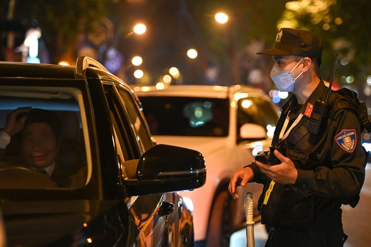 Lực lượng chức năng kiểm tra nồng độ cồn đối với tài xế ở Hà Nội.