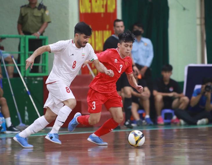 Đội tuyển futsal Việt Nam (áo đỏ) trong trận thua Iran.