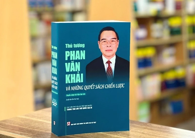 Cuốn sách "Thủ tướng Phan Văn Khải và những quyết sách chiến lược".