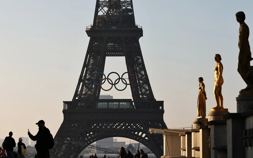 Biểu tượng Olympic được dựng trên tháp Eiffel ở thủ đô Paris, Pháp, ngày 7/6/2024.
