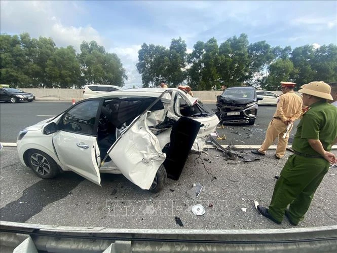 Hiện trường vụ tai nạn trên cao tốc Hà Nội - Hải Phòng.