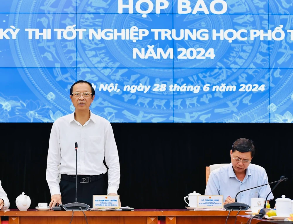 Thứ trưởng Phạm Ngọc Thưởng thông tin tại buổi họp báo.