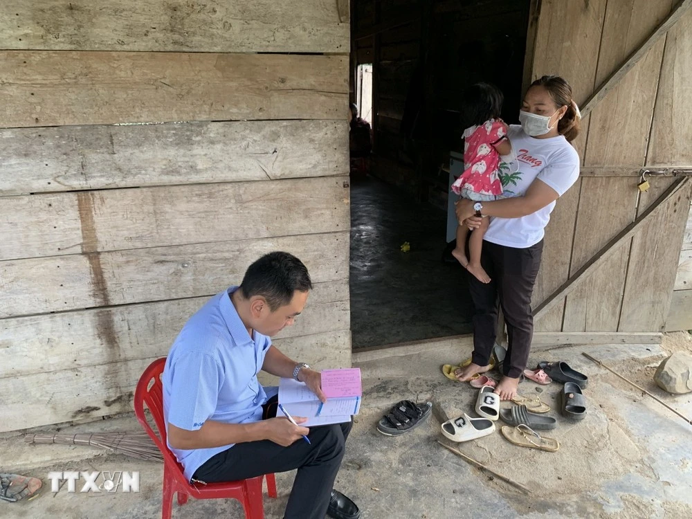 Trung tâm Kiểm soát Bệnh tật tỉnh Đắk Lắk kiểm tra thông tin tiêm chủng phòng bệnh viêm não Nhật Bản tại khu vực ghi nhận trường hợp mắc bệnh tại xã Cư Prao, huyện M'Đrắk (Đắk Lắk).