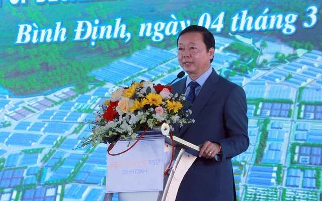 Phó Thủ tướng Trần Hồng Hà nhấn mạnh: Các khu công nghiệp - đô thị - dịch vụ không được phát thải khí quá tiêu chuẩn môi trường, phải xử lý, tái chế hoàn toàn nước thải, chất thải rắn.