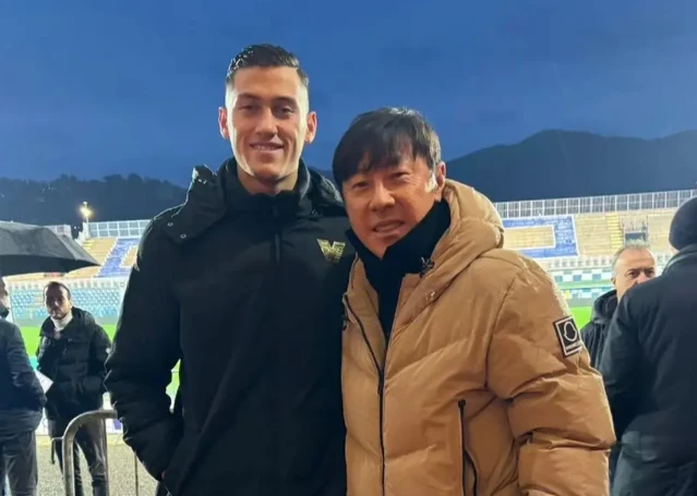 HLV Shin Tae-yong chụp ảnh cùng Jay Idzes, sau khi xem hậu vệ gốc Hà Lan thi đấu giải hạng hai Italy.