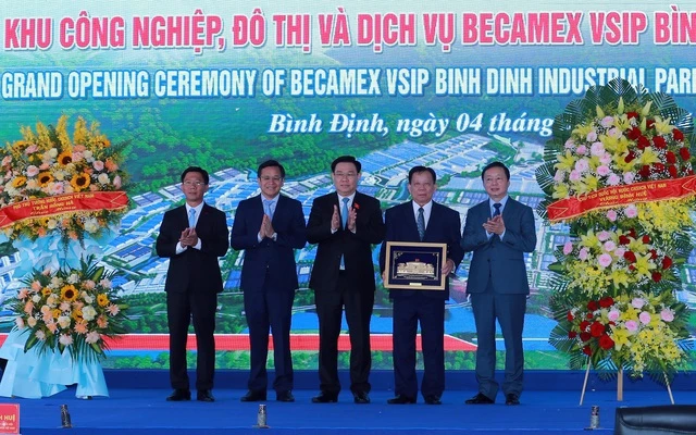 Chủ tịch Quốc hội Vương Đình Huệ, Phó Thủ tướng Trần Hồng Hà chúc mừng tỉnh Bình Định, lãnh đạo Becamex, VSIP tại buổi lễ.