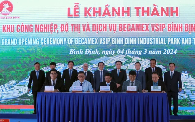 Chủ tịch Quốc hội Vương Đình Huệ, Phó Thủ tướng Trần Hồng Hà, lãnh đạo tỉnh Bình Định, tỉnh Bình Dương chứng kiến lễ ký bản ghi nhớ của một số nhà đầu tư vào Khu công nghiệp, đô thị và dịch vụ Becamex VSIP Bình Định giai đoạn 1.