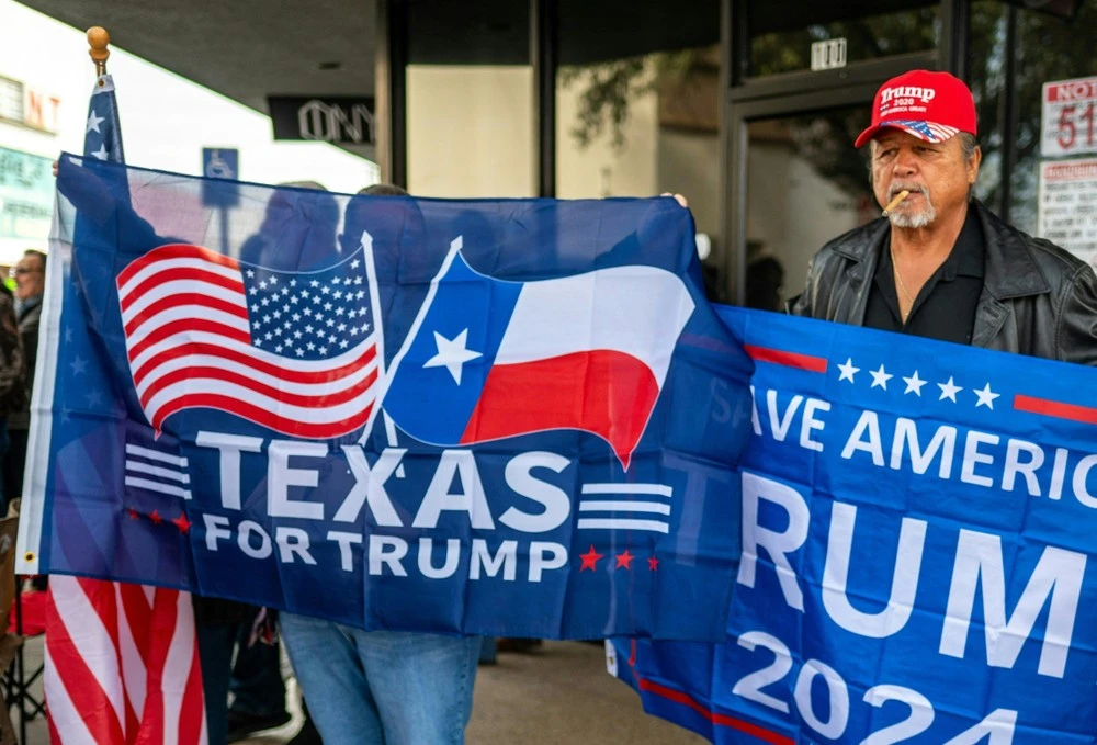 Những người ủng hộ cựu Tổng thống Mỹ Donald Trump chào đón ông tới thăm thành phố Eagle Pass, bang Texas ngày 29/2/2024.