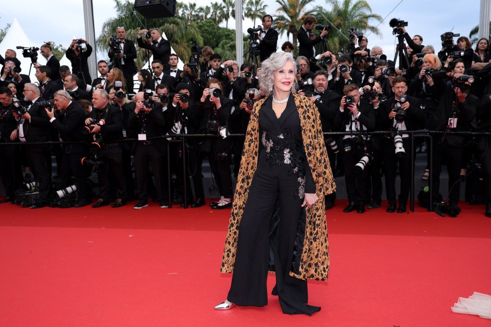 Diễn viên kỳ cựu Jane Fonda trên thảm đỏ Cannes với phong thái hiện đại và quyến rũ.