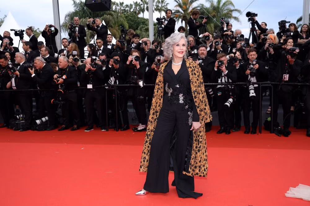 Diễn viên kỳ cựu Jane Fonda trên thảm đỏ Cannes với phong thái hiện đại và quyến rũ.