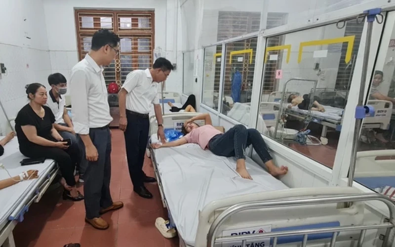 Giám đốc Sở Y tế tỉnh Vĩnh Phúc Lê Hồng Trung thăm hỏi, kiểm tra sức khỏe công nhân bị ngộ độc thực phẩm đang được điều trị tại Trung tâm y tế thành phố Vĩnh Yên.