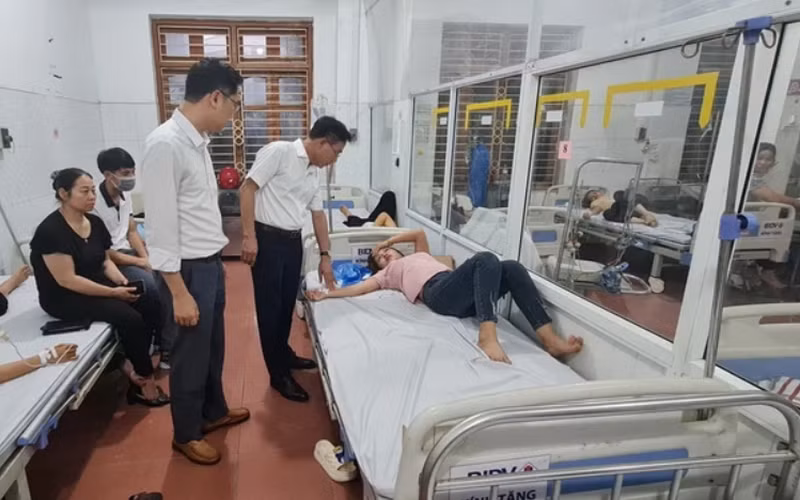 Giám đốc Sở Y tế tỉnh Vĩnh Phúc Lê Hồng Trung thăm hỏi, kiểm tra sức khỏe công nhân bị ngộ độc thực phẩm đang được điều trị tại Trung tâm y tế thành phố Vĩnh Yên.