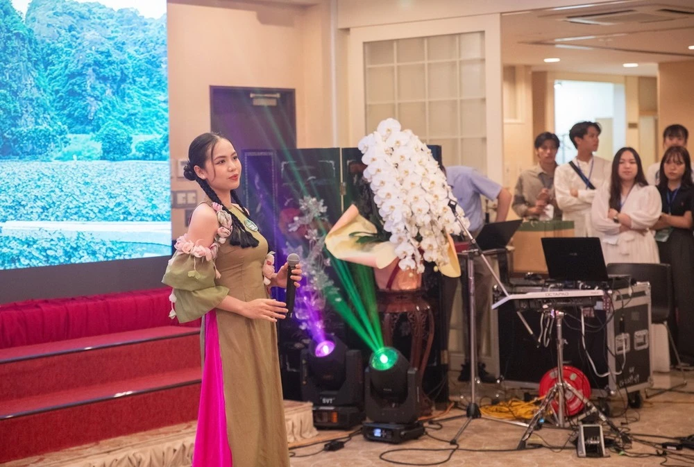 Thí sinh Nguyễn Trần Bảo Trinh trình diễn ca khúc "Thương ca tiếng Việt".