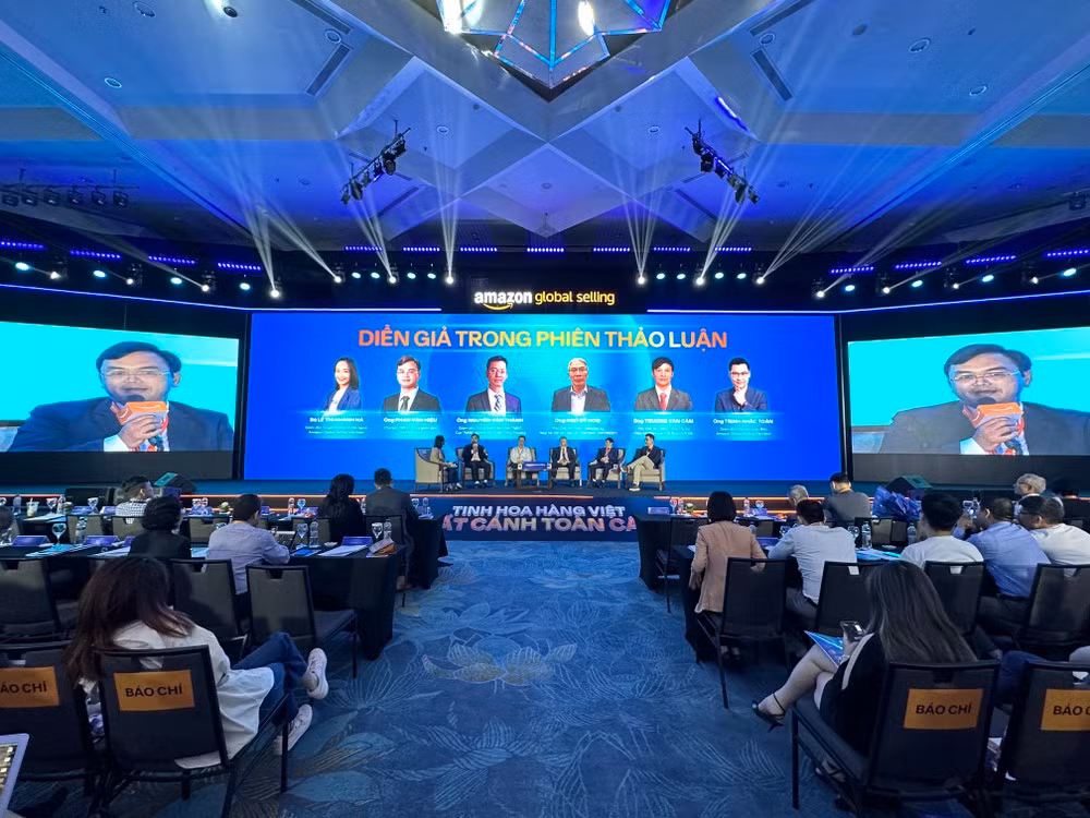 Các diễn giả trong phiên thảo luận về thương mại điện tử xuyên biên giới.