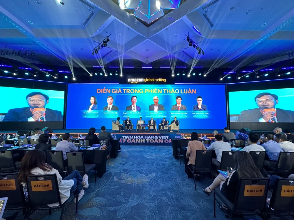 Các diễn giả trong phiên thảo luận về thương mại điện tử xuyên biên giới.