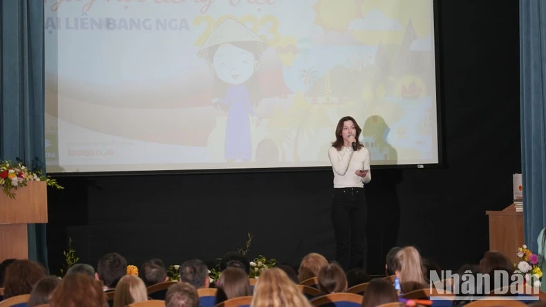 Sinh viên Nga thể hiện bài hát tiếng Việt.