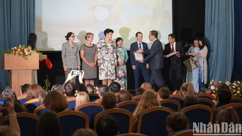 Đại sứ Việt Nam Đặng Minh Khôi trao Giấy khen tặng những giảng viên tiêu biểu trong công tác dạy tiếng Việt tại Nga.