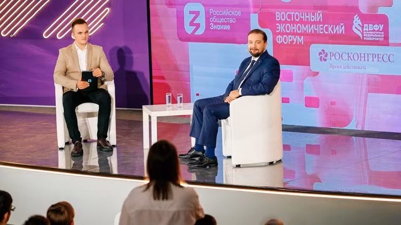 Các diễn giả chia sẻ quan điểm trong một hoạt động bên lề EEF-2023.