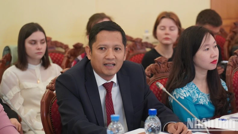 Tiến sĩ Nguyễn Quốc Hùng, Giám đốc Quỹ "Truyền thống và hữu nghị" chia sẻ về tình yêu tiếng Việt tại Tọa đàm.