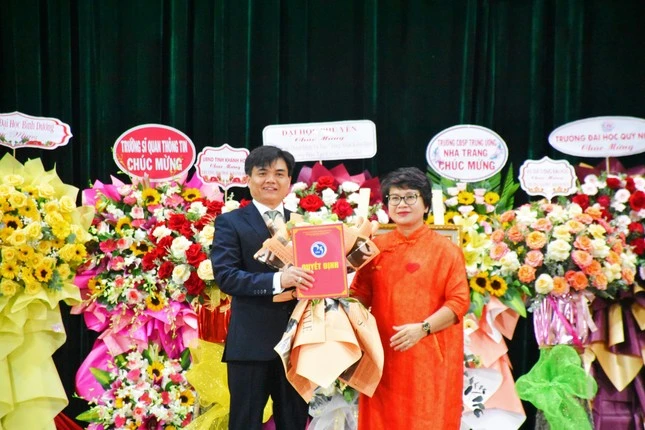 PGS.TS. Nguyễn Thu Thủy - Vụ trưởng Vụ Giáo dục đại học, cũng đã trao quyết định của Bộ trưởng Bộ GD&amp;ĐT cho phép trường Đại học Khánh Hòa mở ngành đào tạo trình độ đại học ngành Sư phạm Lịch sử - Địa lý.