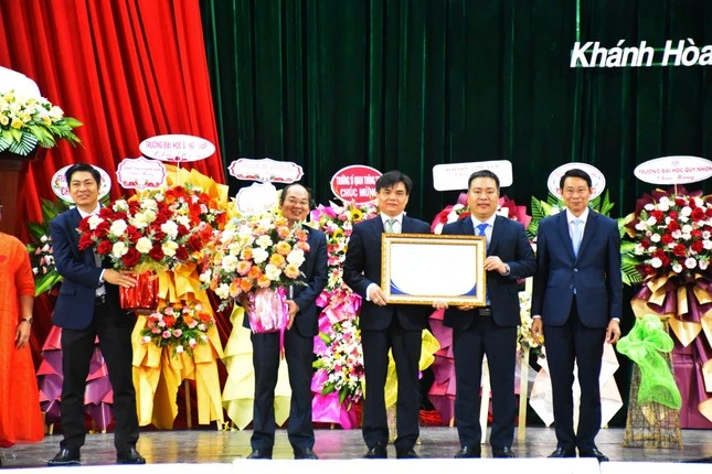 TS. Huỳnh Ngọc Thành - Phó Giám đốc Trung tâm Kiểm định chất lượng giáo dục - Đại học Đà Nẵng (thứ 2 từ phải sang), trao Giấy chứng nhận kiểm định chất lượng cơ sở giáo dục cho lãnh đạo trường Đại học Khánh Hòa.