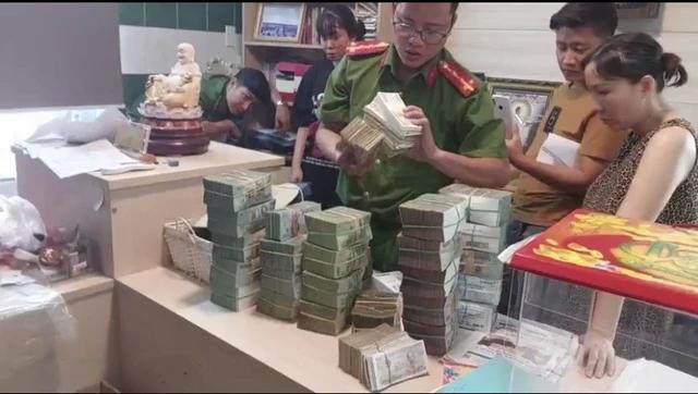 Công an khám xét, thu giữ nhiều ngoại tệ. Công an khám xét, thu giữ nhiều ngoại tệ.