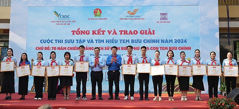 Đồng chí Lê Anh Quân (thứ 7 từ trái sang) và Phó Trưởng Ban Công tác thiếu nhi Trung ương Đoàn Vũ Gia Dân trao giải tập thể tặng các đơn vị.