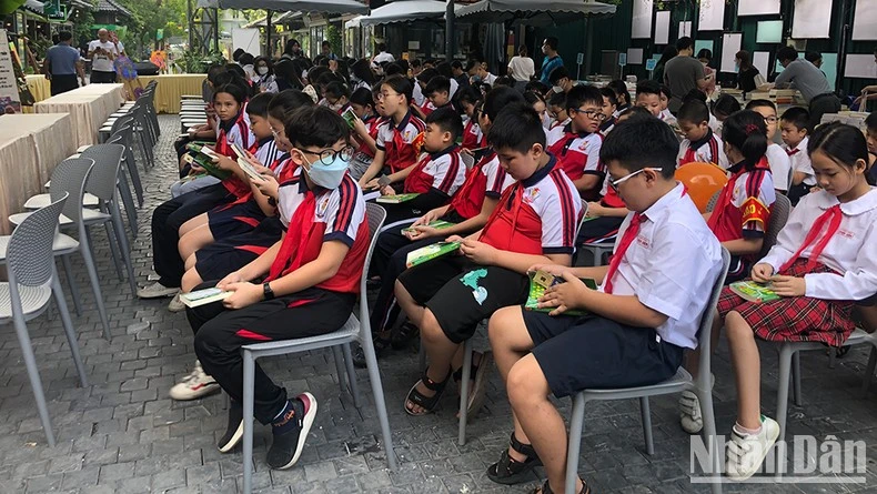 Các em nhỏ tại một buổi giao lưu tác giả - tác phẩm tại Phố Sách Hà Nội.