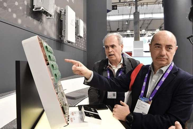 Khách tham quan chip 5G Viettel tại sự kiện.